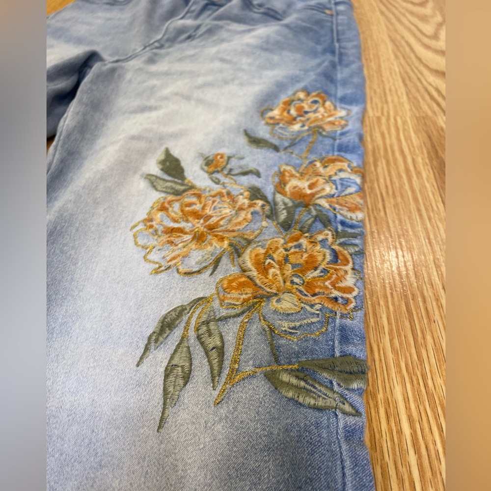 Embroidered high waist jeans size small EUC - Picture 3 of 10